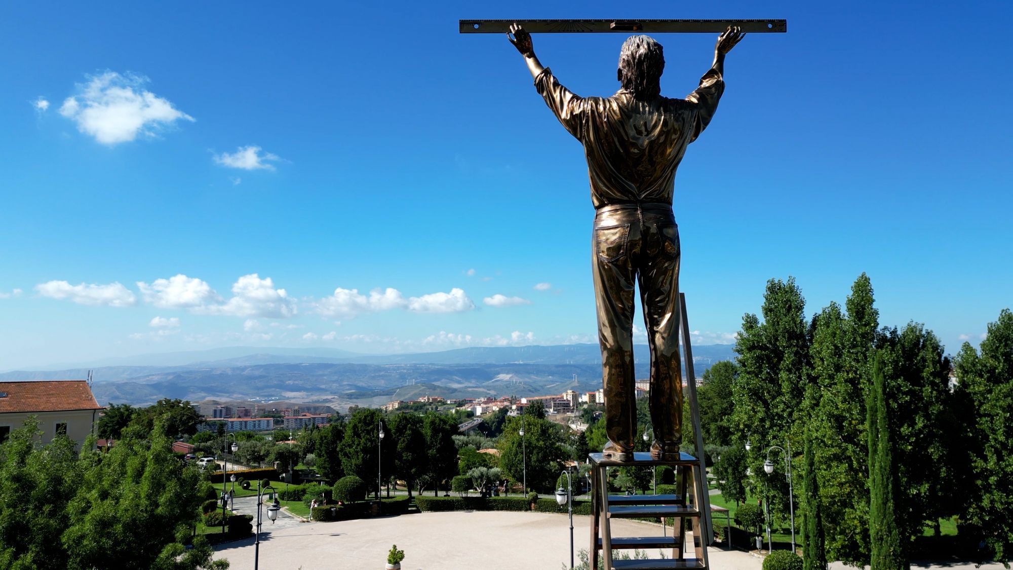 L’uomo che misura le nuvole, opera di Jan Fabre, al Parco della Biodiversità di Catanzaro
