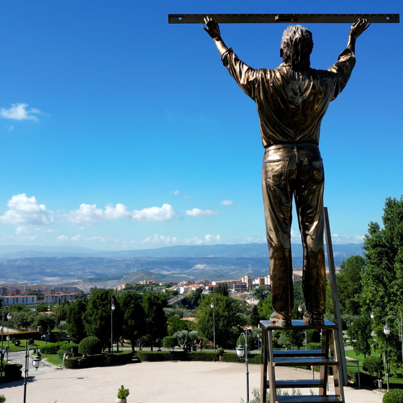 L’uomo che misura le nuvole, opera di Jan Fabre, al Parco della Biodiversità di Catanzaro
