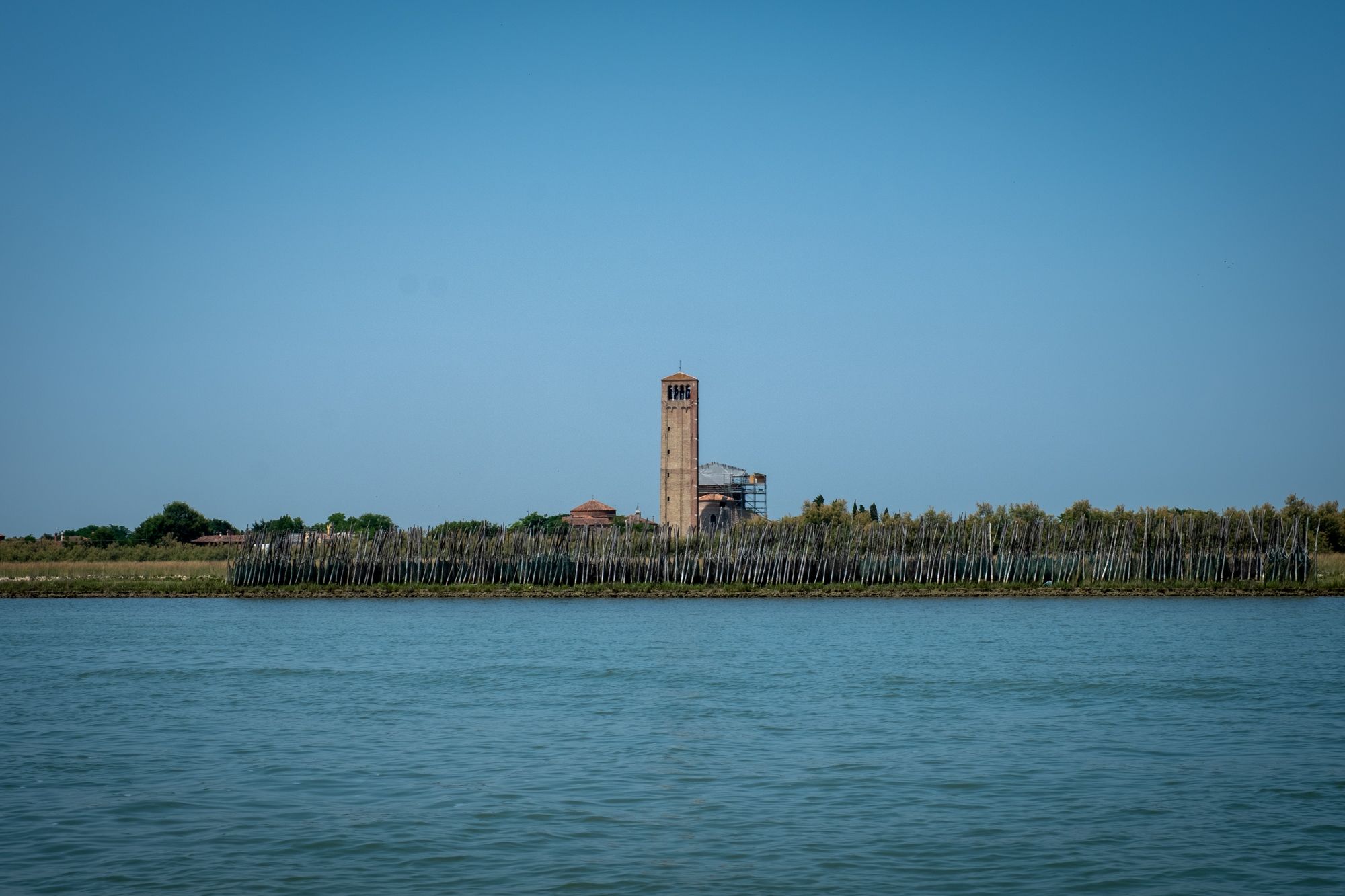 La Basilica di Santa Maria Assunta a Torcello e il suo campanile, visti dalla barca ©Lisa Zillio