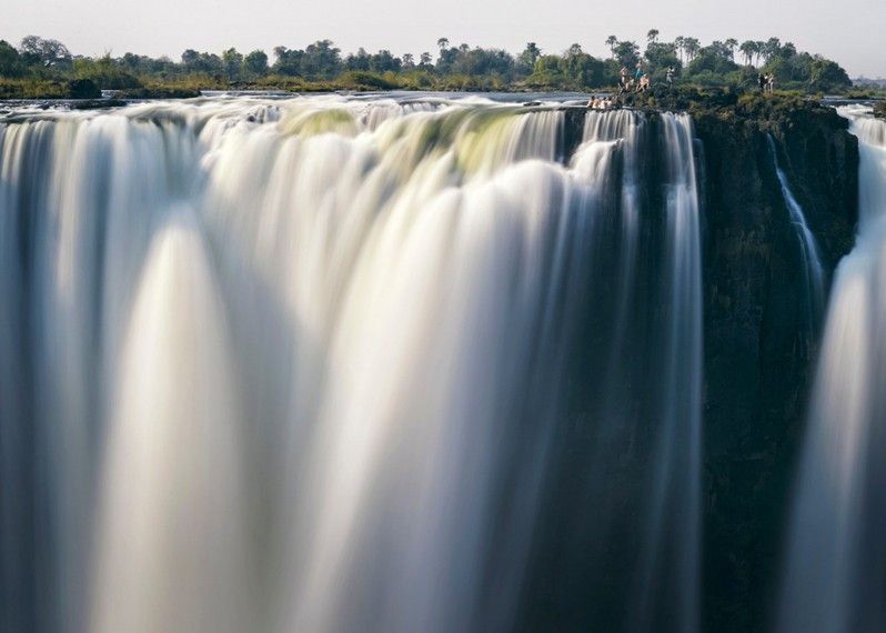 Un bagno in cima alle Cascate Victoria Falls. ©Jonathan Gregson/Lonely Planet