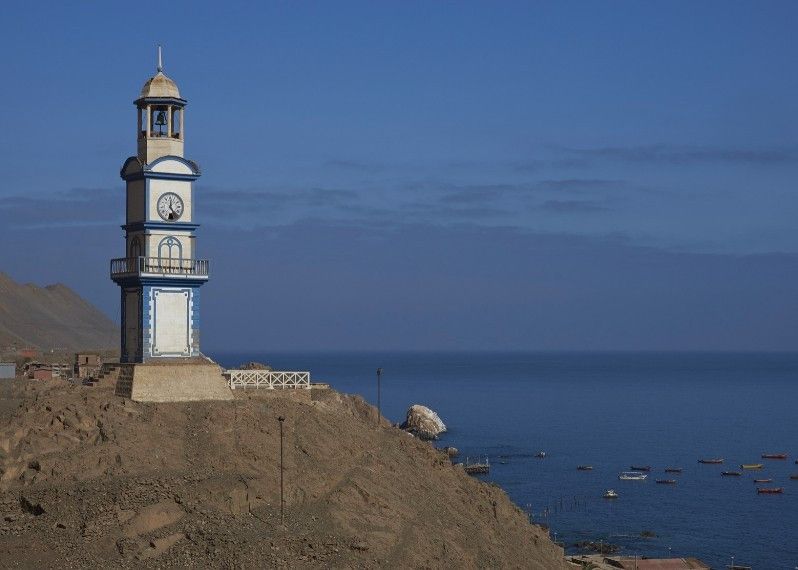 Un campanile storico nella cittadina di Pisagua, nel Cile del nord