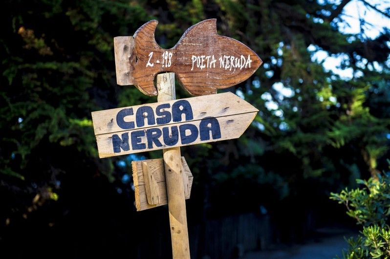 Un cartello indica una delle case di Pablo Neruda ai visitatori che ripercorrono le orme del poeta © Martin Bernetti / Getty