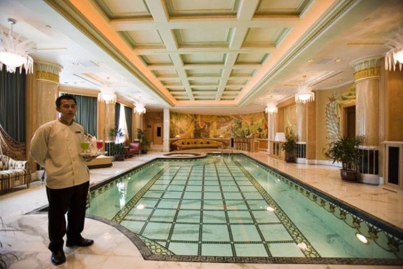 Un maggiordomo dell' Empire Hotel in Brunei.
Foto di Holger Leue/Lonely Planet Images/Getty Images