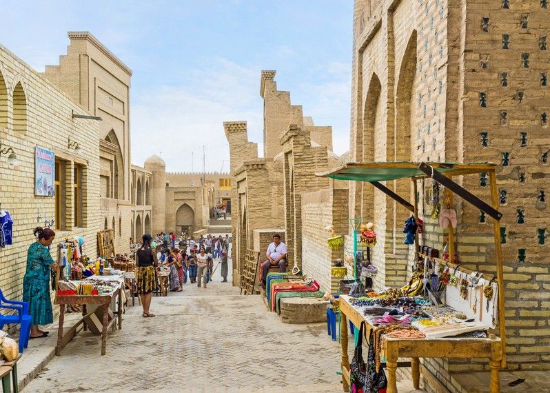Un mercato tra le strade della città vecchia di Khiva, Uzbekistan. ©eFesenko/Shutterstock