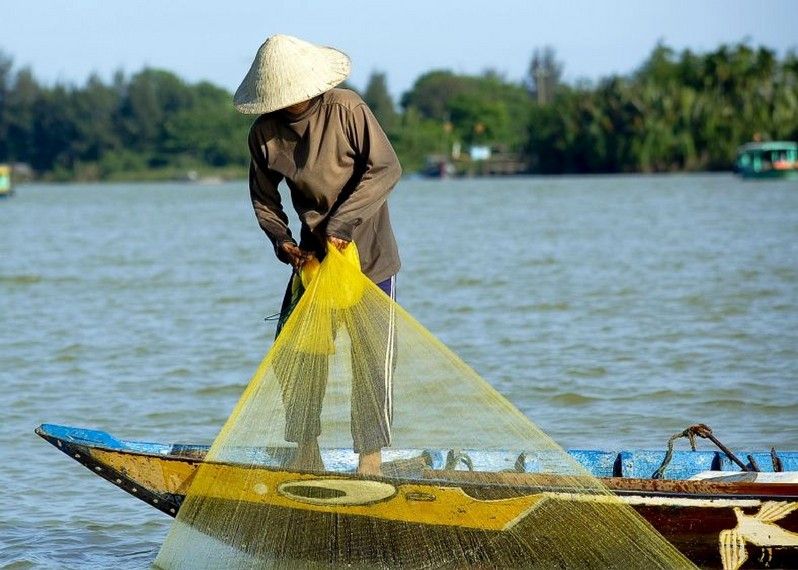Un pescatore sul fiume, Hai An, Vietnam. ©Peter Barrien/Lonely Planet