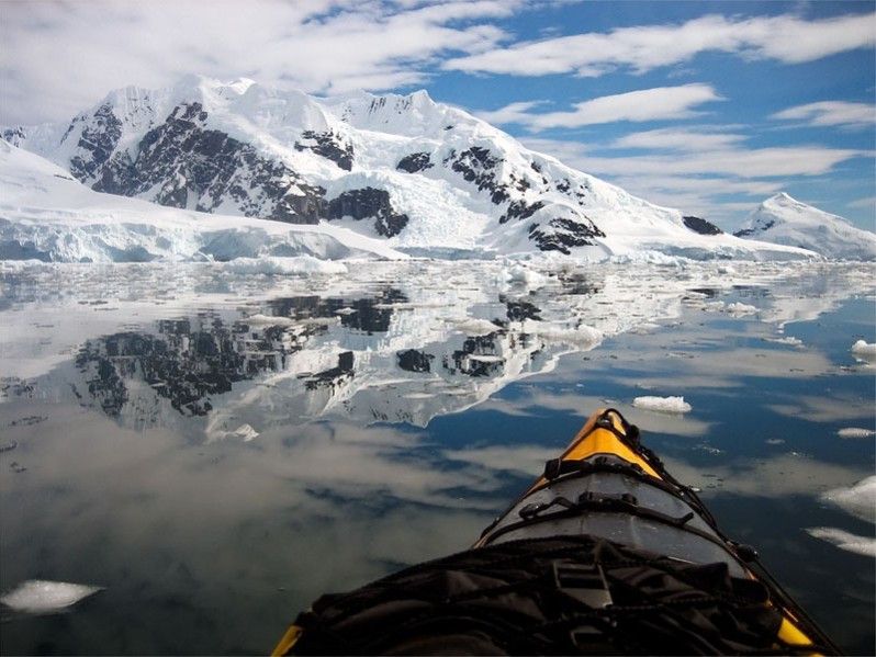Un punto di vista davvero unico. Kayaking a Skontorp Cove, Antartide. Fotografia di antarcticboy