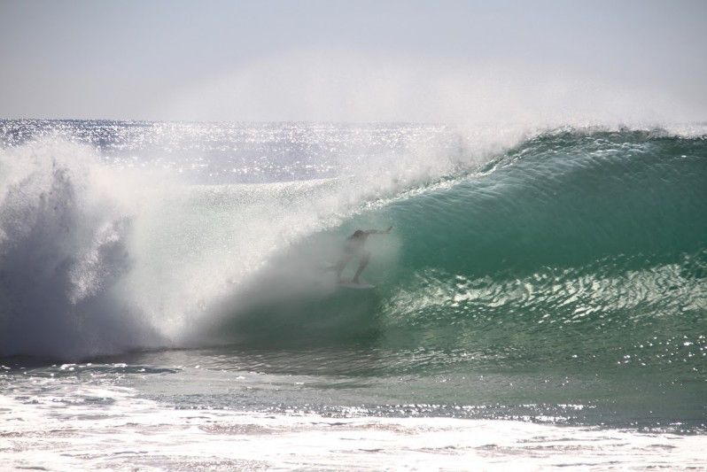 Un surfista cavalca la famosa onda ' Supertubos ' di Peniche. Foto di Francisco Caravana / iStock / Getty Images