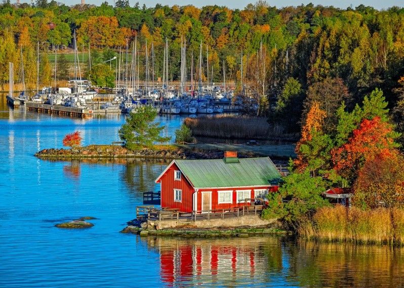 Un tipico cottage finlandese immerso nei colori dell'autunno sull'isola di Ruissalo.
©Igor Grochev/Shutterstock
