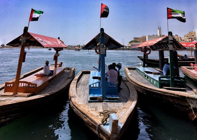 Un tour in abra, la tradizionale imbarcazione in legno, è il modo migliore per riconnettersi con lo spirito autentico di Dubai. © Angelo Pittro/Lonely