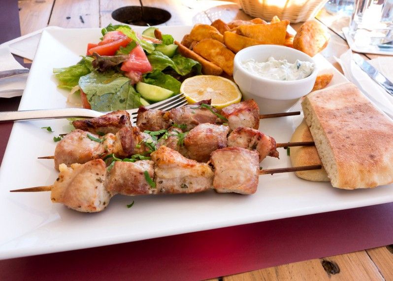 Un tradizionale pasto cipriota: souvlaki con insalata, patate, pane e tzatziki.
©Ekaterina Minaeva/Getty Images/iStockphoto