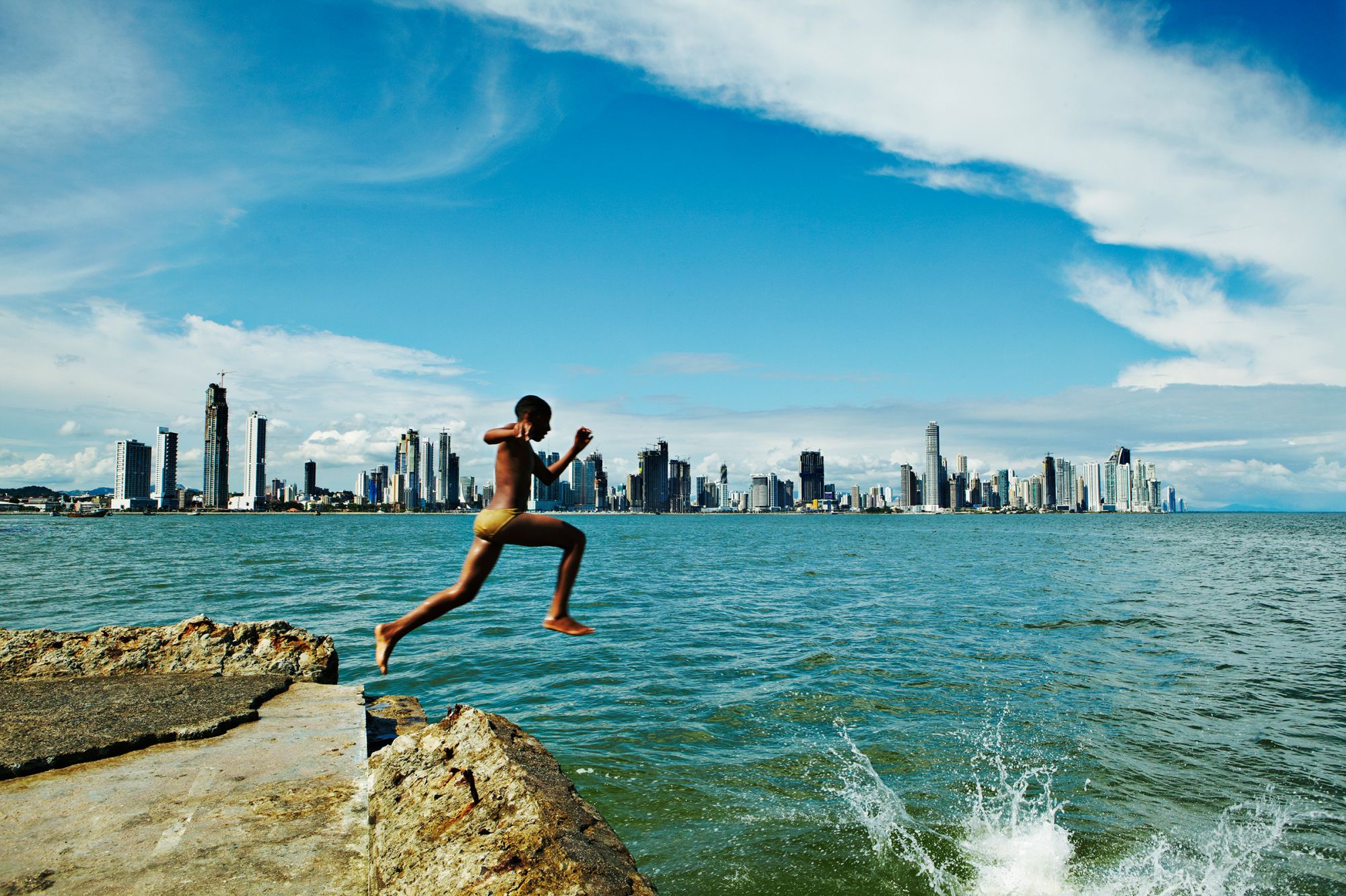 Un tuffo nella baia di Casco Viejo, con Panama City sullo sfondo ©Mark Read/Lonely Planet