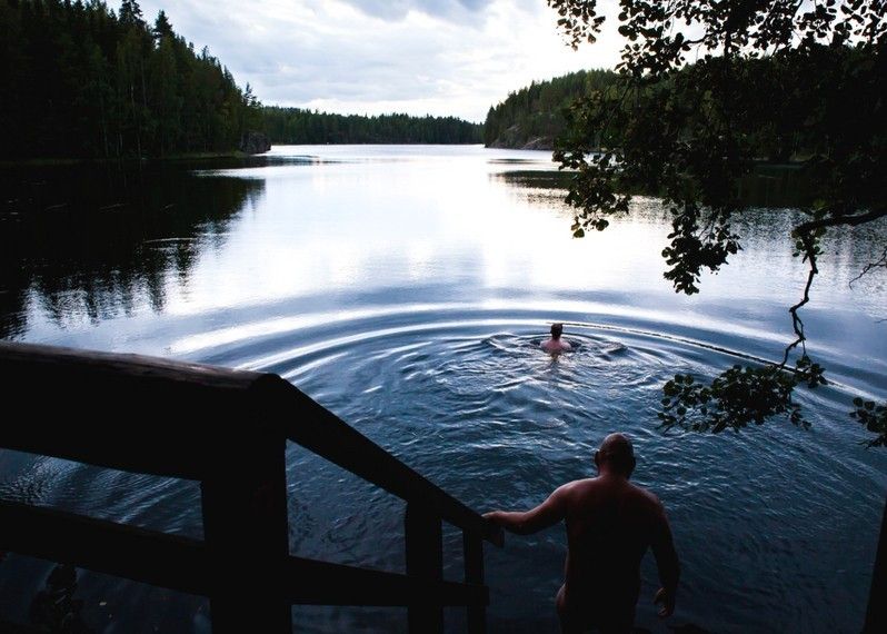Un tuffo nudi nel lago Saimaa dopo una sauna.
©Simon Bajada/Lonely Planet