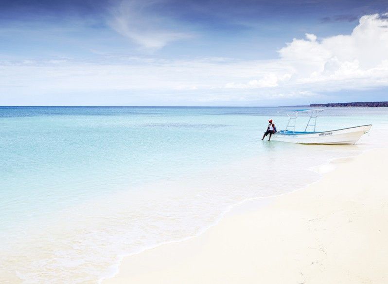 Una barca sulla bianca spiaggia di Bahía de las Águilas.
©Matt Munro/Lonely Planet