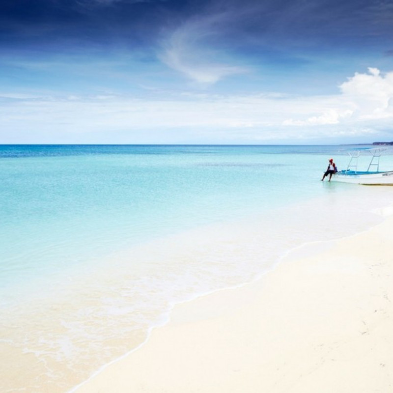 Una barca sulla spiaggia bianca di Bahía de las Águilas. ©Matt Munro/Lonely Planet