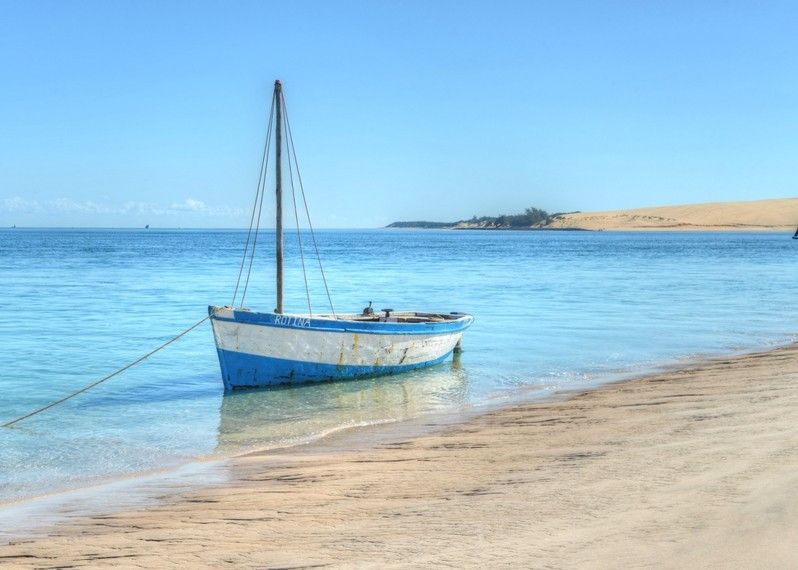 Una barca sulla spiaggia dell'isola di Bazaruto, Mozambico.
©Felix Lipov/Shutterstock