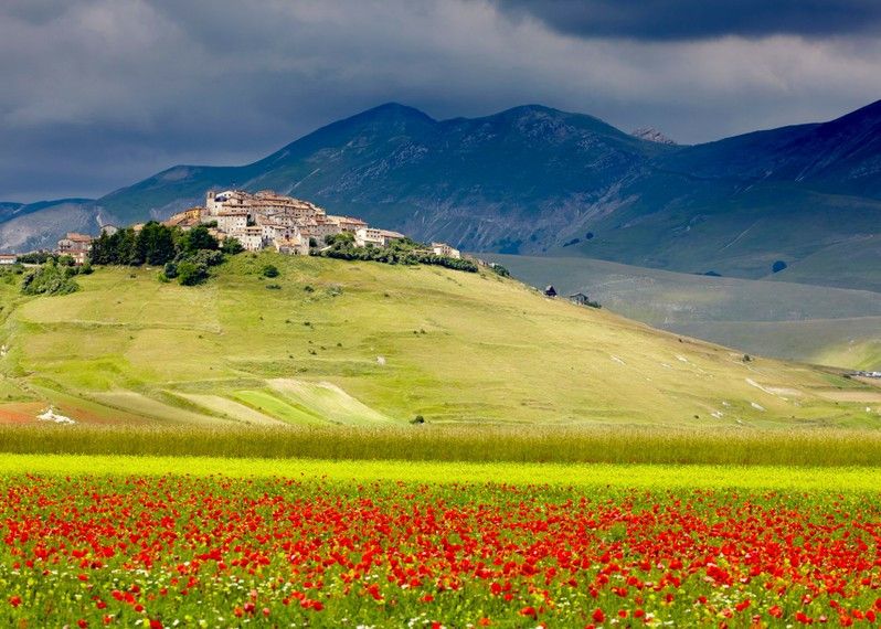 Una bellissima veduta di Castelluccio, Umbria. ©Matt Munro/Lonely Planet