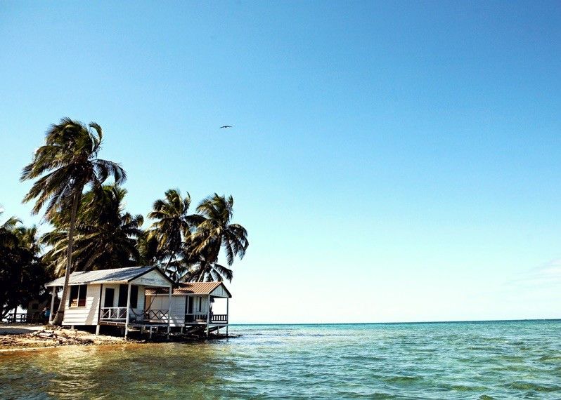 Una "cabana" a Tobacco Caye, Belize. ©Mark Read/Lonely Planet