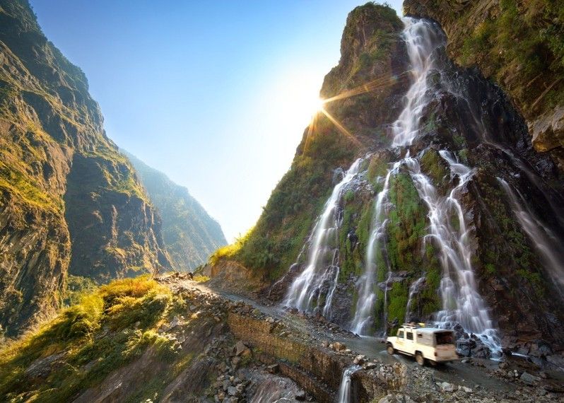 Una cascata tra le valli del Nepal. ©Anton Jankovoy/Getty Images/Moment RF