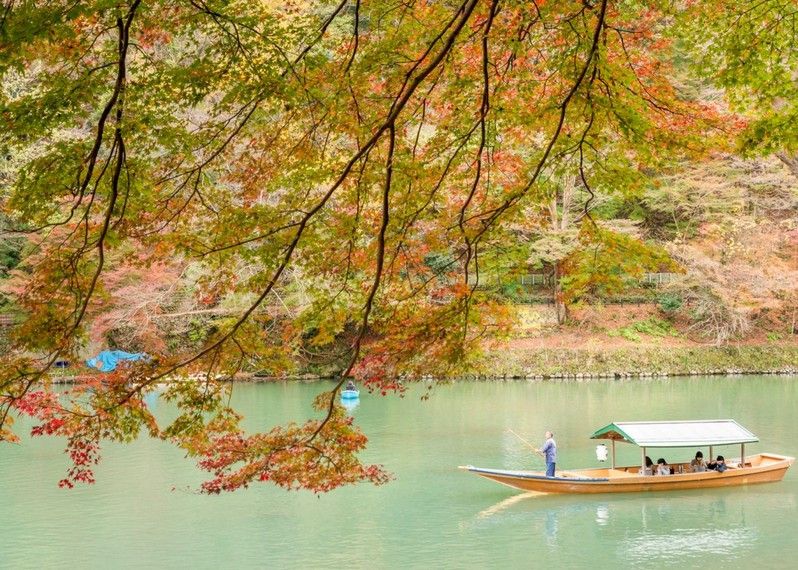 Una crociera sul fiume Hozugawa, Arashiyama, Kyoto, Giappone. ©gnoparus/Shutterstock