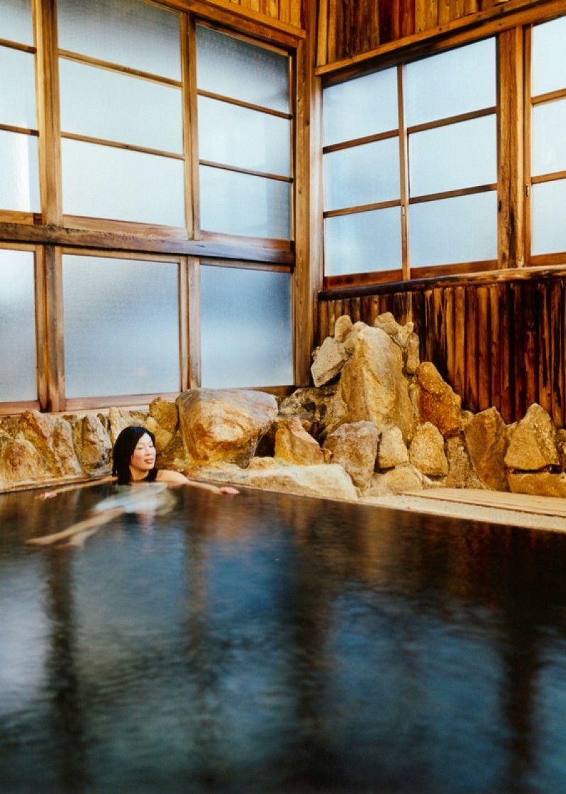 Una donna immersa in un onsen a Adumaya Ryokan, a Yunomine, Giappone.©Lottie Davies/Lonely Planet