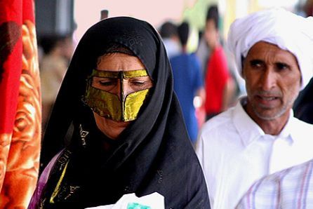 Una donna indossa la tradizionale maschera dorata - fotografia di Vittorio Fraleoni