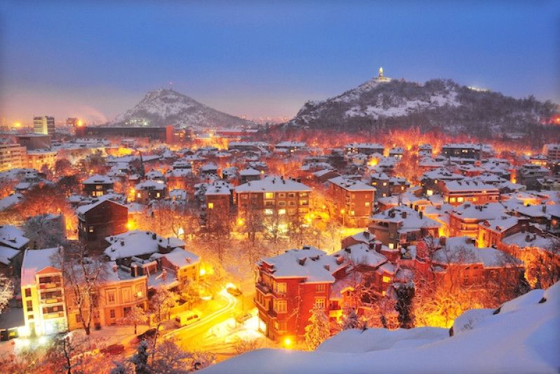 Una Plovdiv innevata risplende al tramonto. Foto di Maya Karkalicheva/Getty Images