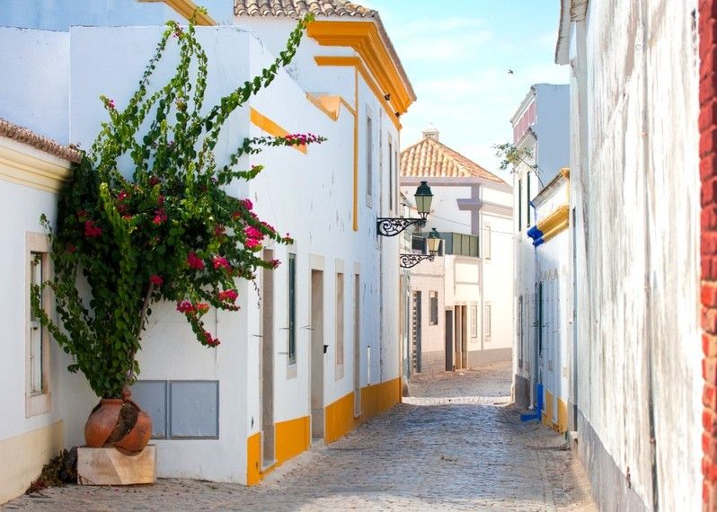 Una stradina di Faro, Portogallo. ©aniad/Shutterstock