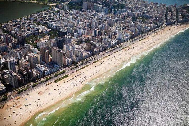 Una veduta di Ipanema dall'alto, lungo la costa di Rio de Janeiro, Brasile. Foto di Lianne Milton/The Image Bank/Getty Images