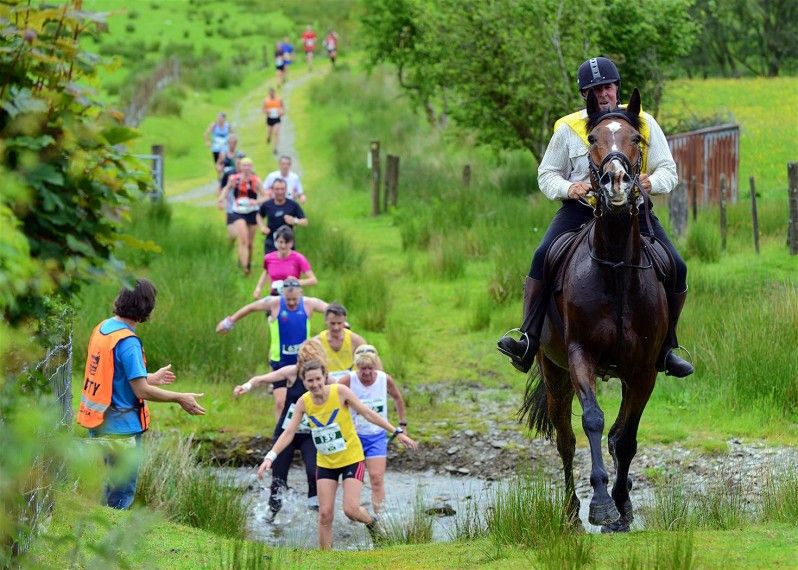 Uomini e donne contro un cavallo alla Man Versus Horse Marathon in Galles. ©Getty Images