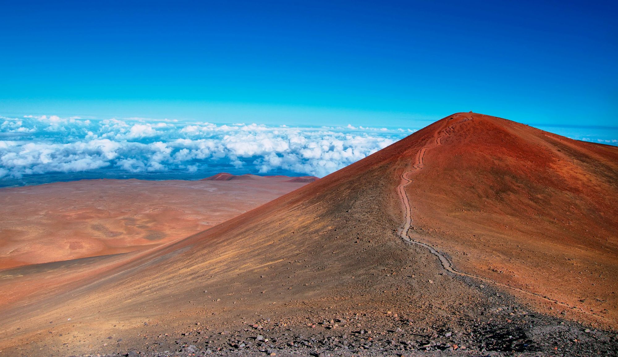Il cratere di un vulcano spento visto dalla cima del Mauna Kea. © Marisa Estivill/Shutterstock