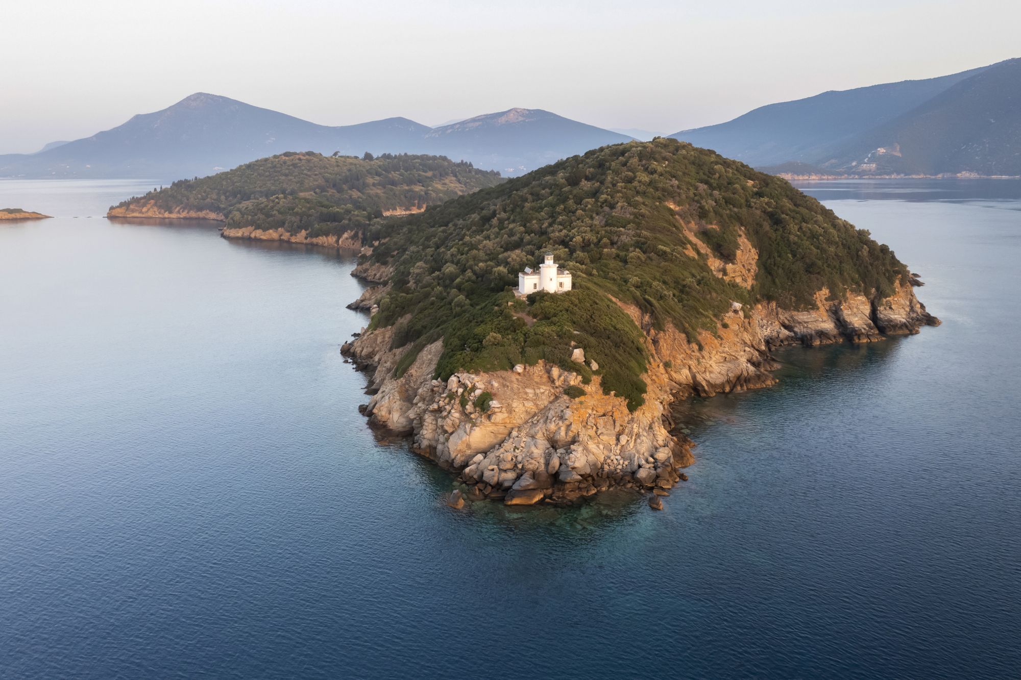 Argonisos (Silver Island) e il suo faro ©Louisa Nikolaidou