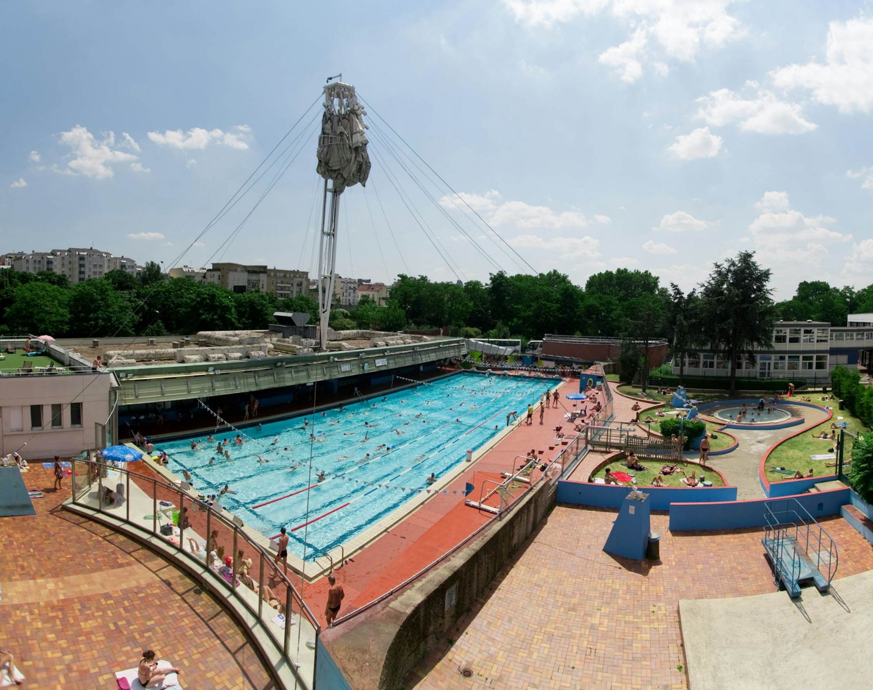 In estate la piscina Roger Le Gall è scoperta, un’ottima notizia per i nuotatori. © Gerard-Sanz
