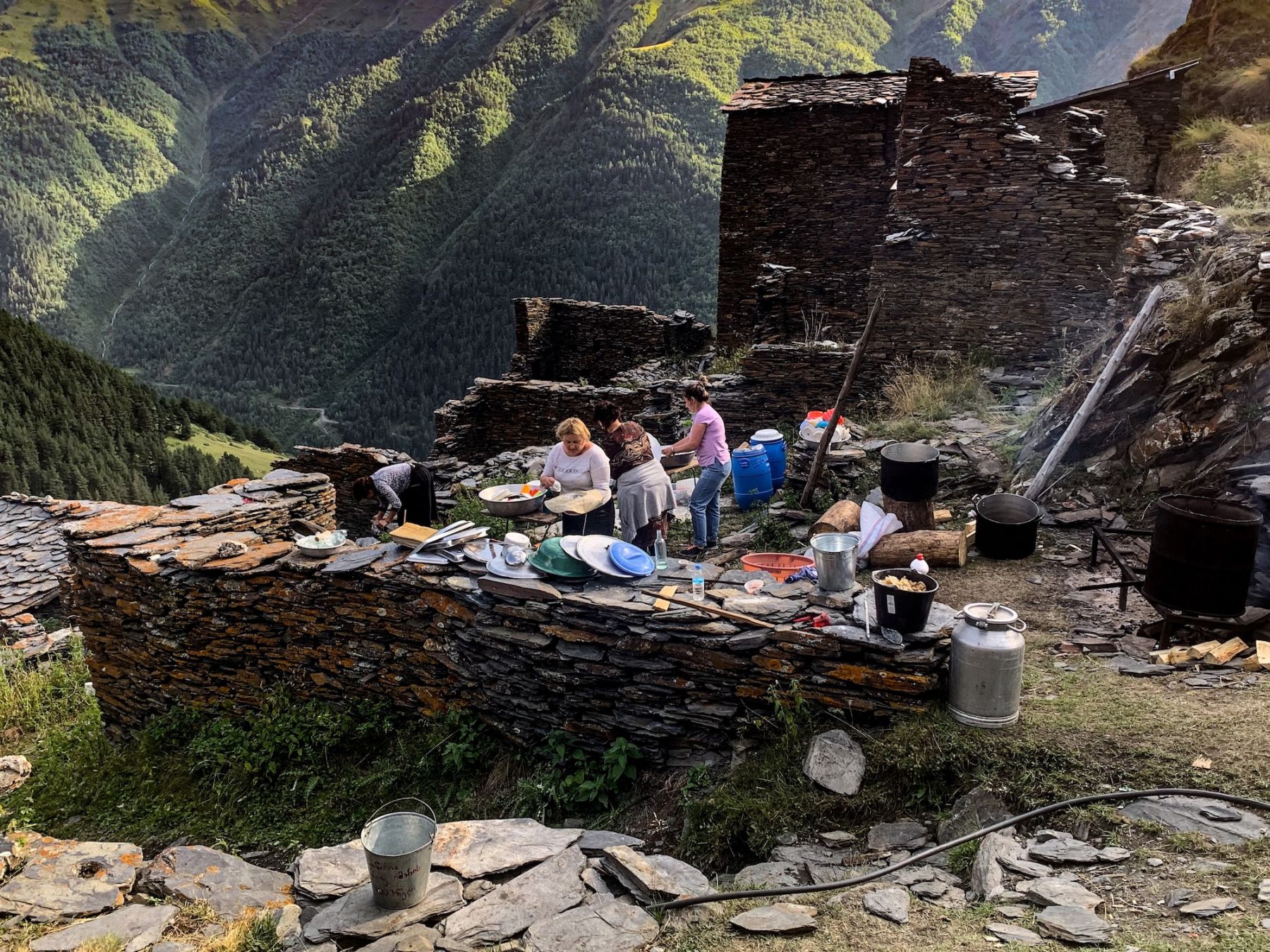 Una festa del villaggio a Omalo, Tusheti © Giulia Grimaldi / Lonely Planet italia