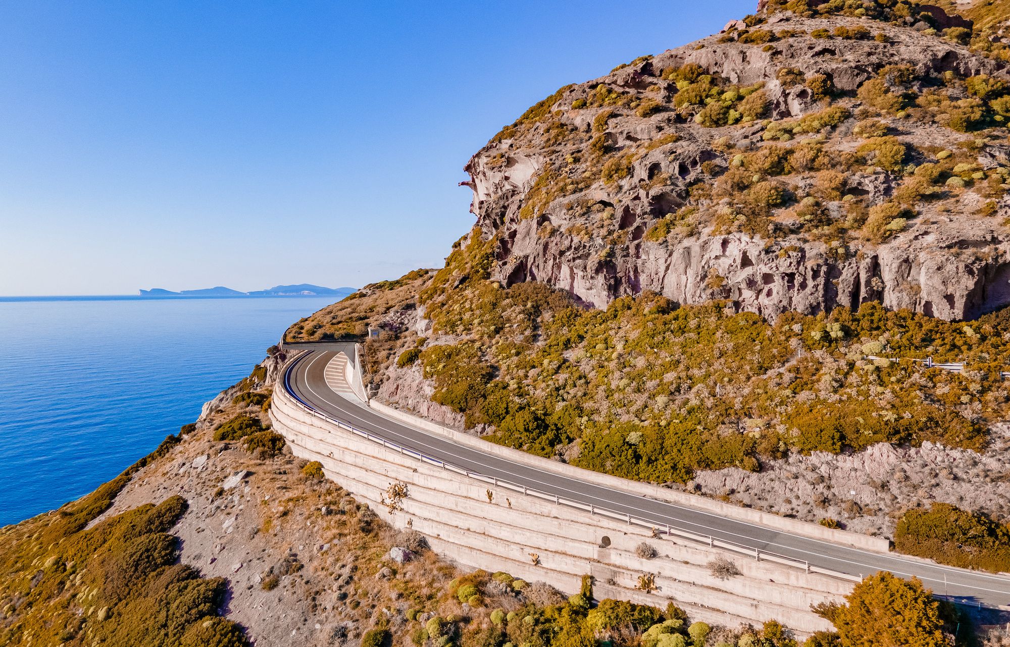 La strada da Alghero a Bosa © salva.tours/Shutterstock