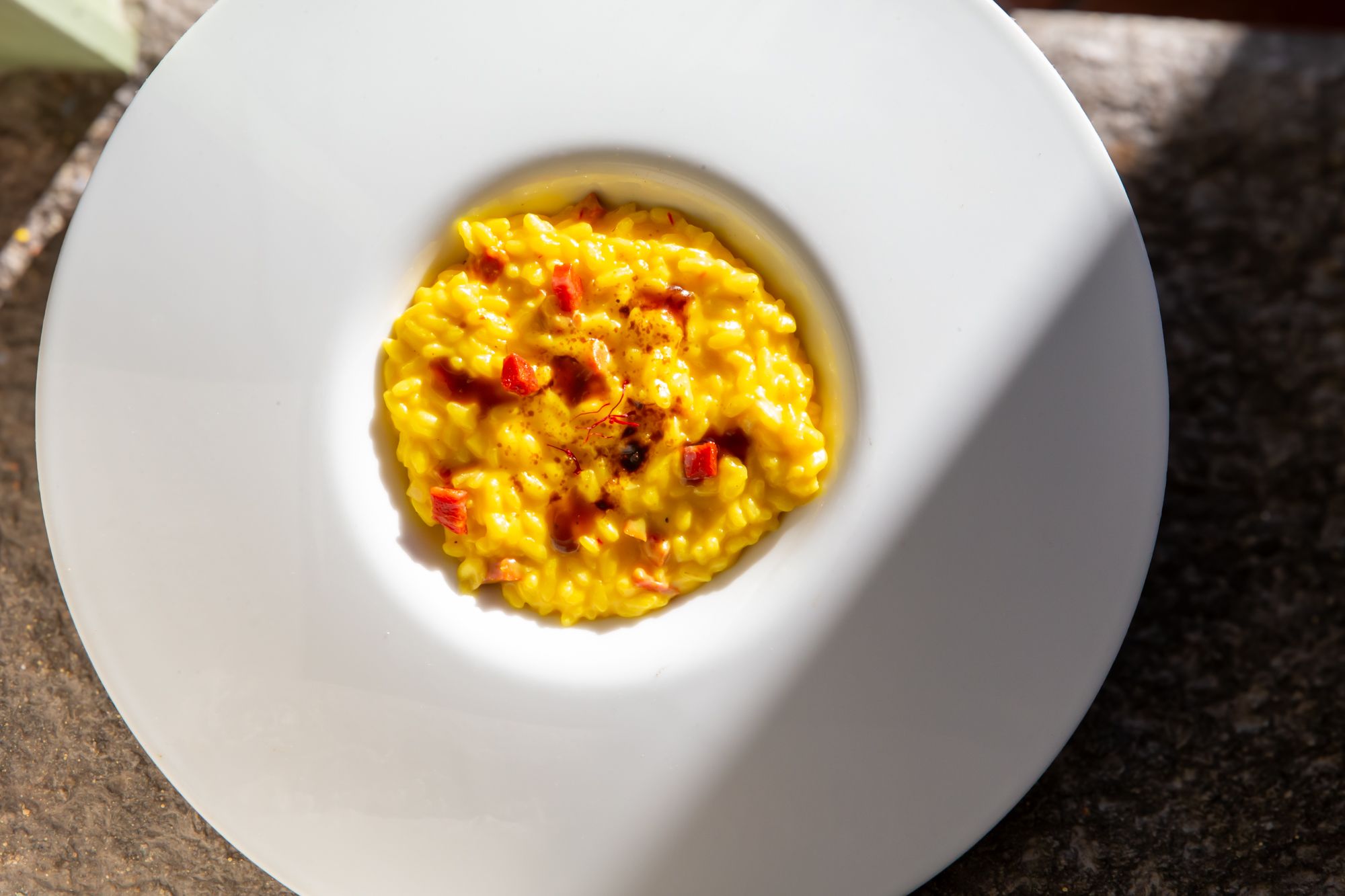 Risotto carnaroli allo zafferano, chorizo, caprino e liquirizia
