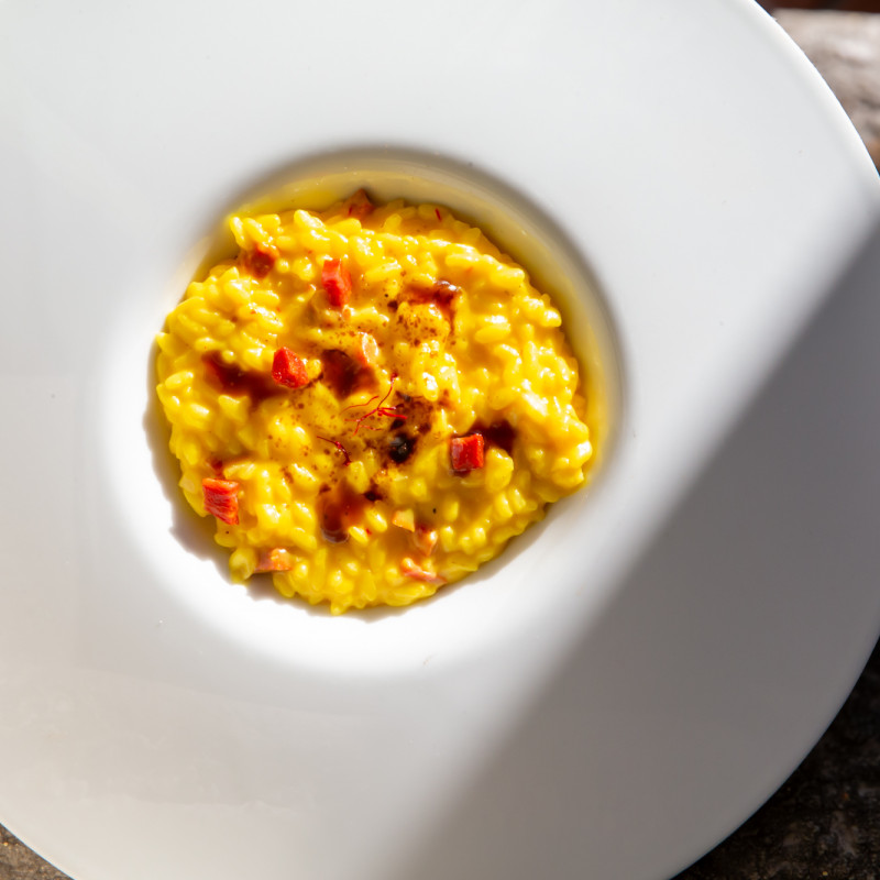 Risotto carnaroli allo zafferano, chorizo, caprino e liquirizia
