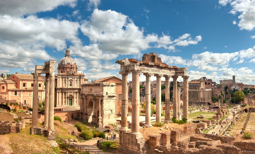Le vestigia del Foro di Cesare. Credits tilialucida / Shutterstock