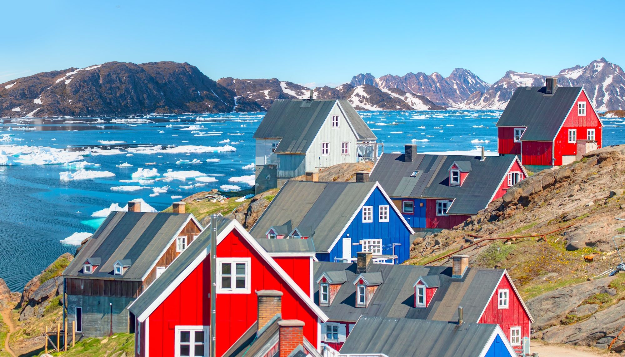 Le case colorate di Tasiilaq, in Groenlandia © muratart/Shutterstock