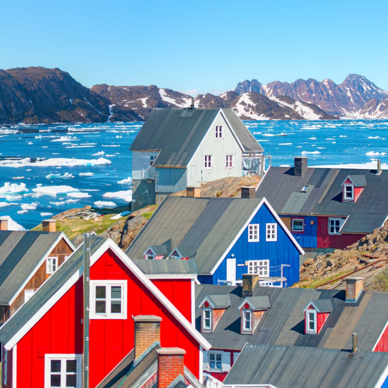 Le case colorate di Tasiilaq, in Groenlandia © muratart/Shutterstock