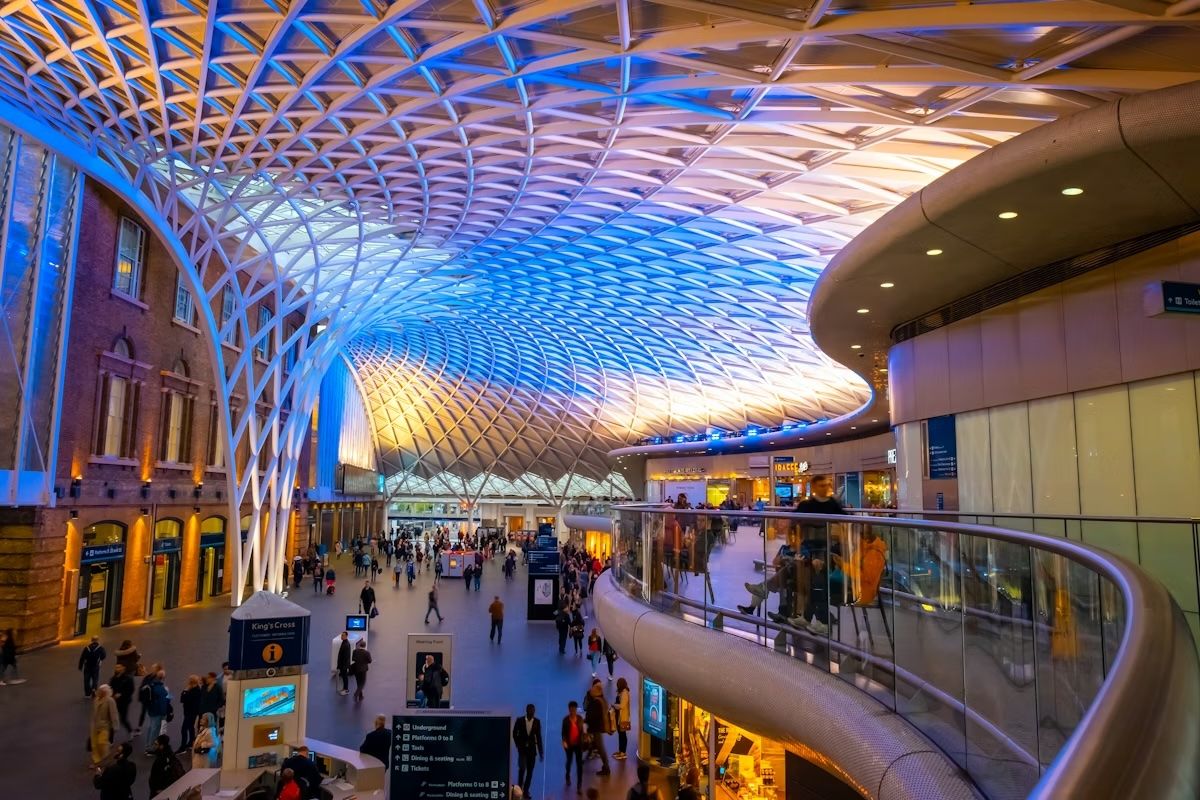 La moderna hall della stazione di King’s Cross, Londra. cowardlion/Shutterstock