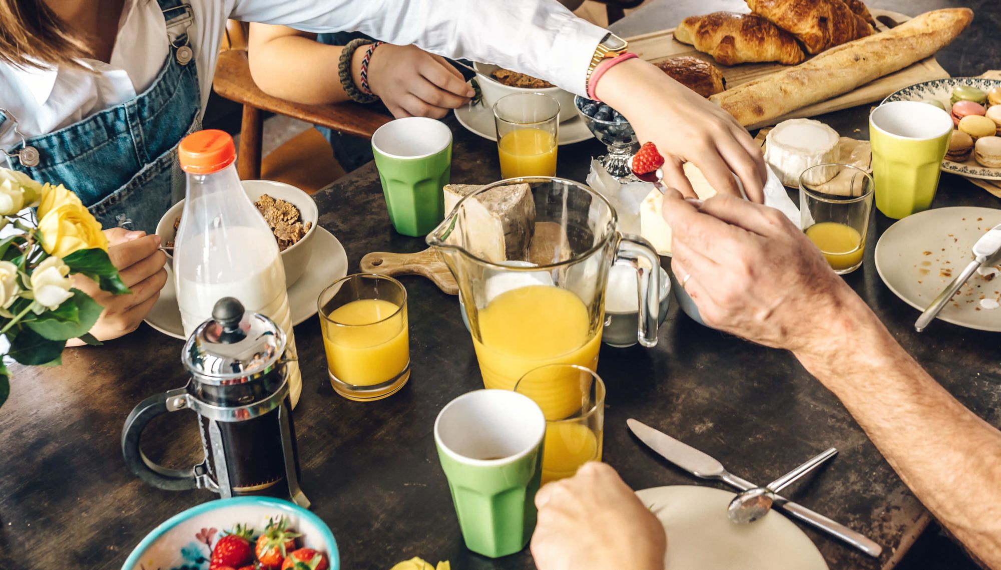 Fare una colazione sostanziosa in linea con il fuso orario della destinazione può alleviare i sintomi del jet lag ©golero/Getty Images