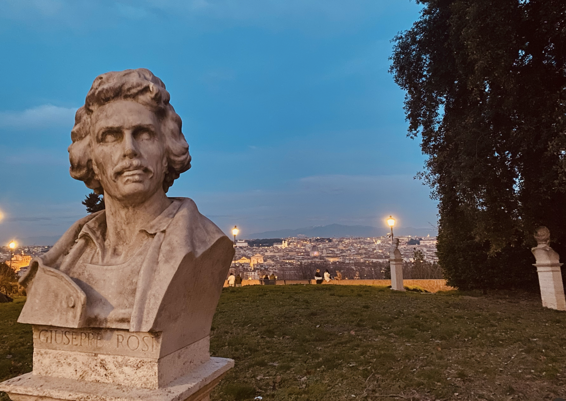 La Passeggiata del Gianicolo è costeggiata da busti dei garibaldini © Teresa Lucente/Lonely Planet Italia