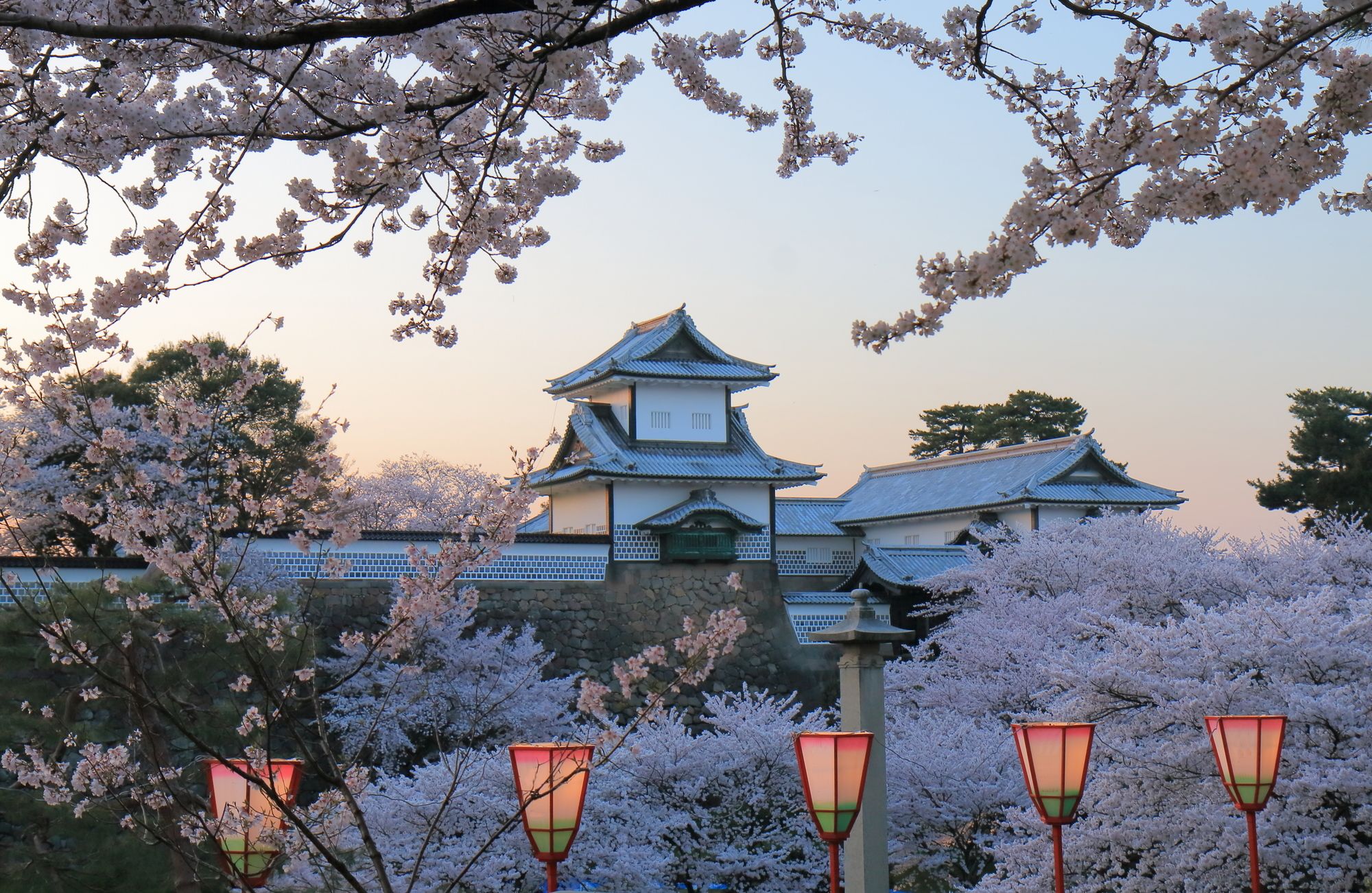 Il castello di Kanazawa durante la fioritura dei ciliegi ©TK Kurikawa / Shutterstock