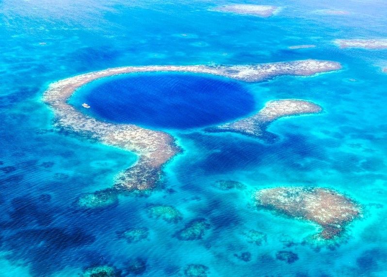 Veduta aerea del suggestivo Blue Hole, Belize. ©Matteo Colombo/Getty Images