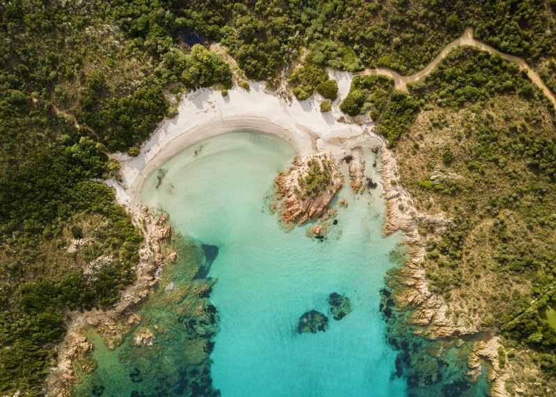 Veduta aerea della Costa Smeralda, Sardegna. ©Zangrilli Andrea/Shutterstock