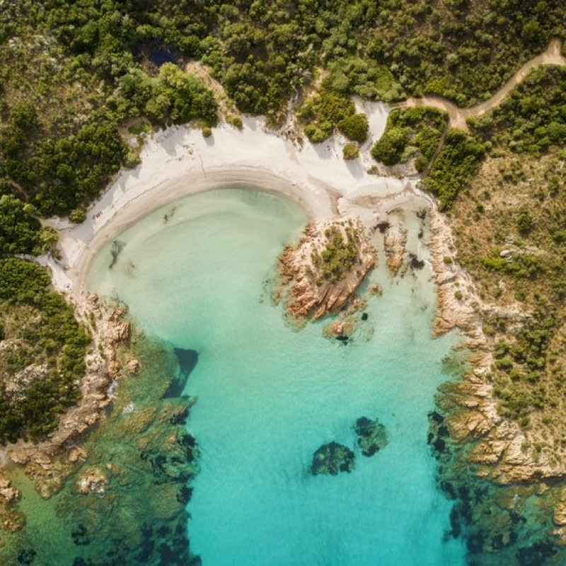 Veduta aerea della Costa Smeralda, Sardegna.  ©Zangrilli Andrea/Shutterstock
