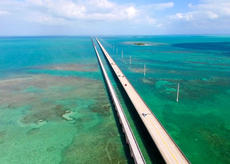 Veduta aerea della strada che connette le Isole Keys. ©pisaphotography/Shutterstock