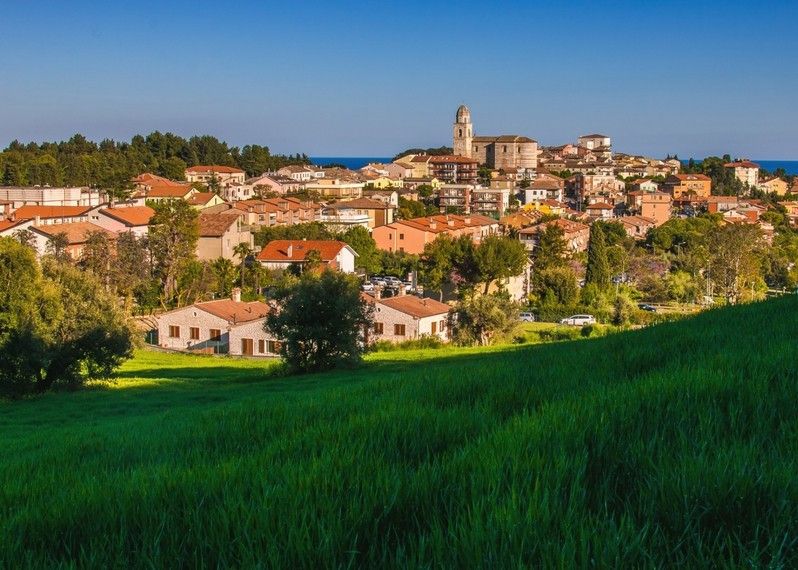 Veduta della cittadina di Sirolo, Marche.