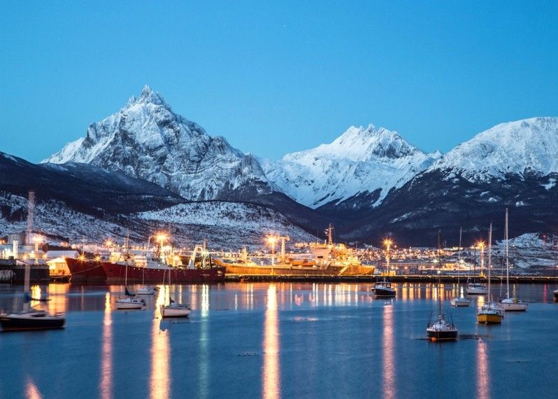 Veduta notturna di Ushuai, la città più a sud del mondo. Argentina. ©LMspencer/Shutterstock