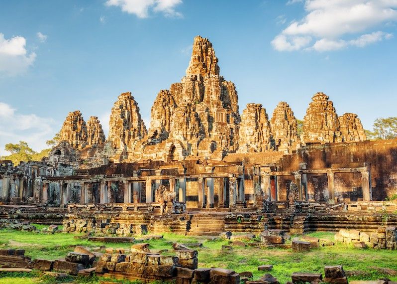 Veduta serale del tempio di Bayon a Angkor Thom, misterioso e nascosto nella foresta di Siem Reap, Cambodia. ©Efired/Shutterstock